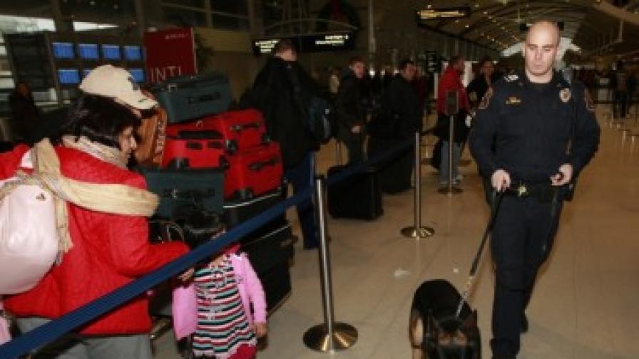 Пасажерите трябва да са готови на засилен контрол и проверки с кучета по летищата, обявиха американските власти