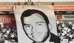Феновете на "Тулуза" издигат лозунги в памет на своя приятел преди мач