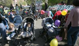 Предупреждават за опасни детски колички от Китай