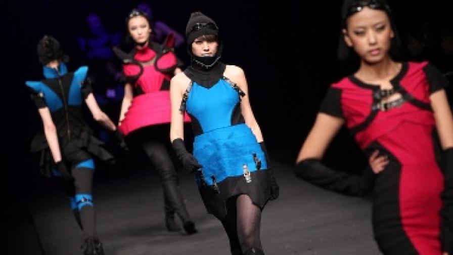 Японски дизайнери предлагат свеж нюанс на синия цвят в комбинация с черен. Материята е памук, детайлите - черна кожа