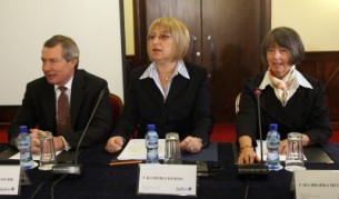 (от дясно): Иванка Петкова, председател на Института за икономическа политика, Цецка Цачева, председател на Народното събрание, Джеймс Уорлик, посланик на САЩ на конференцията "Ролите на лобистите"