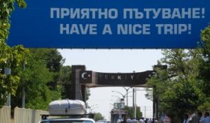 Опашка от тирове на границата с Турция