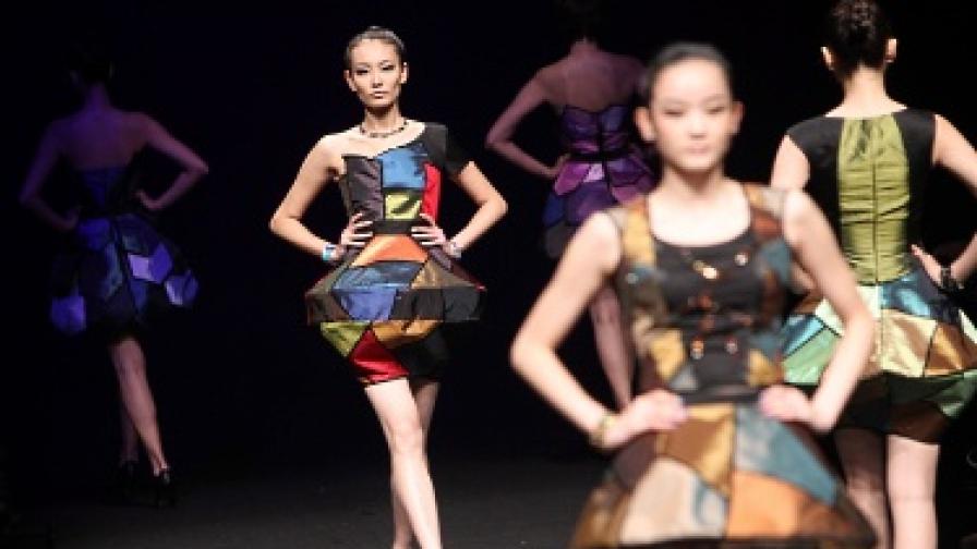 По време на Седмицата на модата в Китай студенти представиха нестандартни модни решения за вечерни рокли
