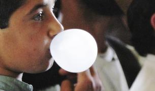 Германско училище насърчава дъвката в час