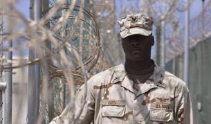 Охранител на сектора за задържане на затворници в Гуантанамо