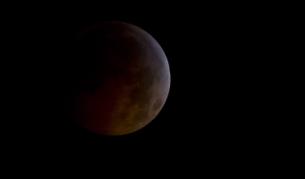 Снимка, направена от НАСА, показва лунно затъмнение в началота на зимното слънцестоене