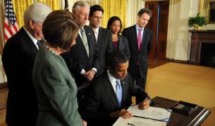 Президентът на САЩ Барак Обама подписва документа за санкции срещу Иран