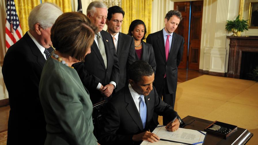 Президентът на САЩ Барак Обама подписва документа за санкции срещу Иран