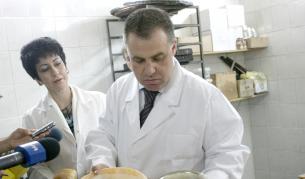 Министър Мирослав Найденов меси хляб в Деня на хлебаря (13 май 2010 г.)