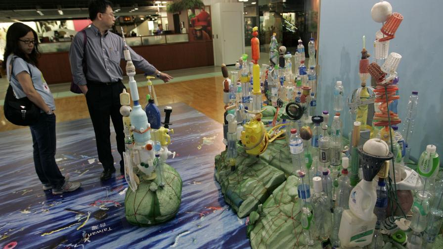 Арт инсталация "В пластмасовия водовъртеж", поставена в мол в Хонконг, представя пластмасовото петно в Тихия океан