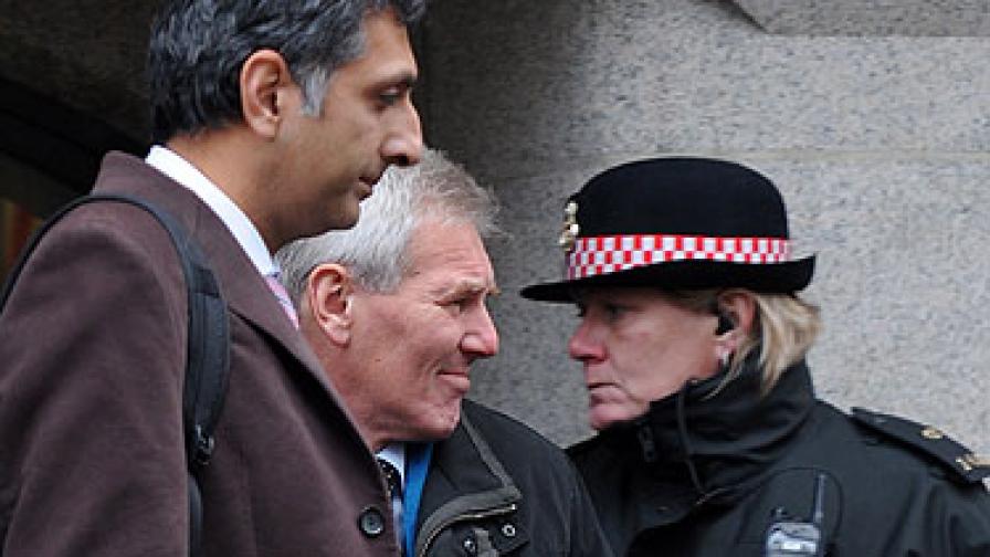 Дейвид Чейтър (в средата) на излизане от съда на 3 декември 2010 г.