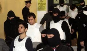 Сократис Цифкс (л) и Димитрис Димциадис (вторият от ляво) - двама от обвинените терористи на първото заседание на съда