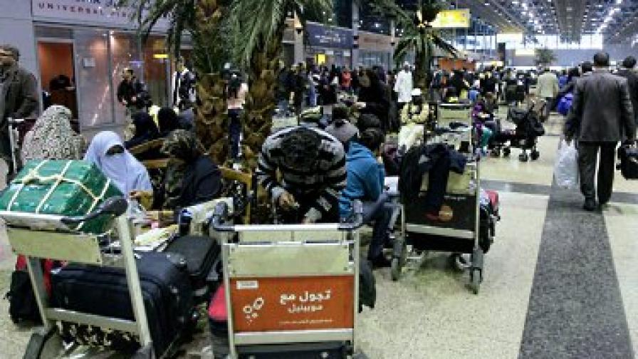 Терминалите на международното летище в Кайро са пълни с хиляди пътници, опитващи се да напуснат страната