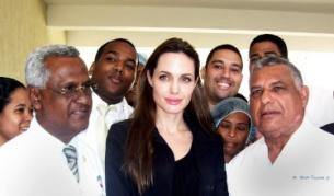 Анджелина Джоли в Хаити, февруари 2010 г.