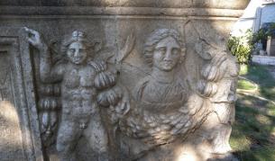 В "музея" на видинчанина Б.И. има римски каменен саркофаг с богата и отлично запазена орнаментика