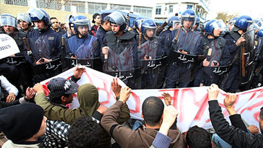 Сблъсъци между сили на реда и демонстранти в Алжир