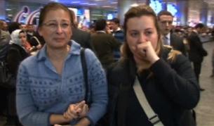 Посрещачки чакат своите близки, евакуирани от Либия, на летището в Истанбул