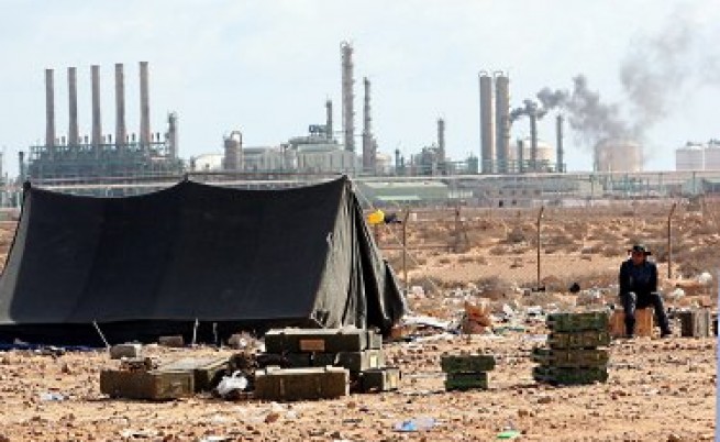 Петролни резервоари и Зауия под обстрела на Кадафи