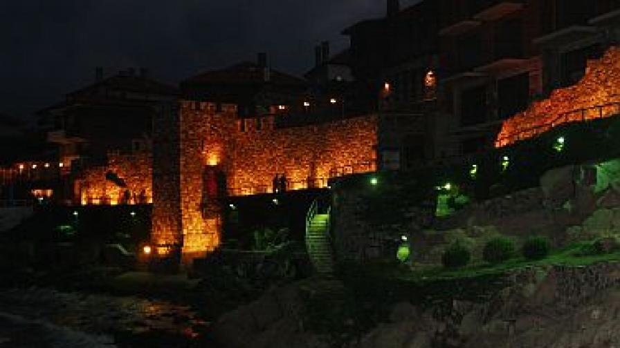 В нощен Созопол атракция са осветените крепостни стени на стария град