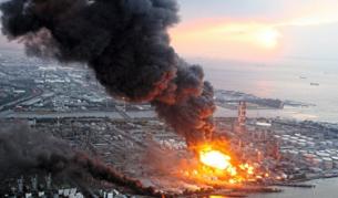 Горяща петролна рафинерия на японския бряг след земетресението