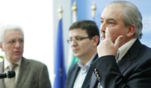 Христо Бисеров (л.), Лютви Местан (д.) и Рушен Риза (ц.) на пресконферецията на ДПС