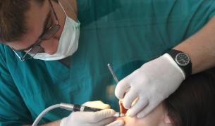 Зъболекари: Зъботехници лекуват пациенти в кухни