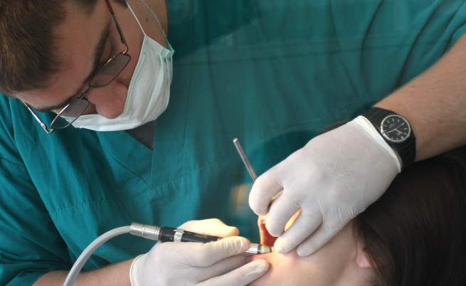 Зъболекари: Зъботехници лекуват пациенти в кухни
