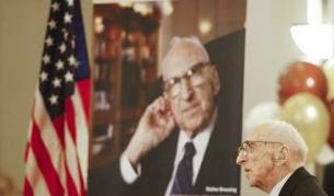 Уолтър Брьонинг благодари за поздравленията в деня на своята 114-годишнина - снимка от 21 септември 2010 г.