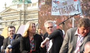 Шефът на националистическата Сръбска прогресивна партия Томислав Николич с жена си Драгица на антиправителствения митинг в Белград - 16 април 2011 г.