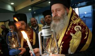 Благодатният огън пристигна в България