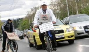 Хората протестират, "Лукойл" вдига цените