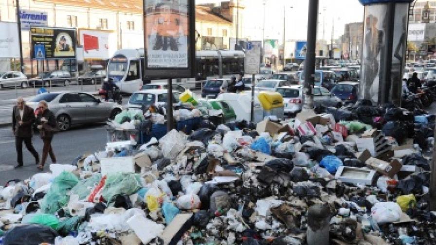 Армията събира боклука в Неапол предизборно