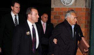 Цивилни нюйоркски полицаи водят Доминик Строс-Кан за разпит