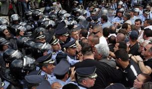 Междувременно стотици албански граждани и депутати - поддръжници на опозицията отново се спречкаха с органите на реда