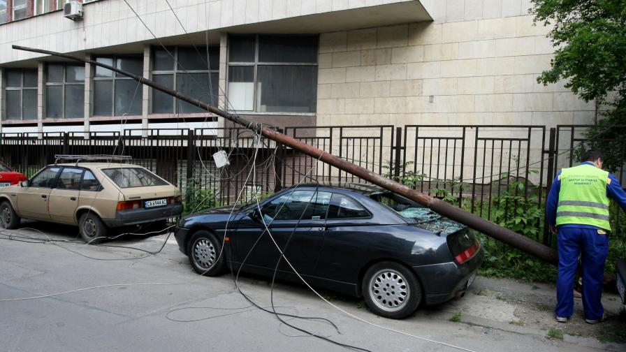"Паяк" събори стълб върху кола в София