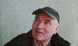 Снимка на Ратко Младич, за която белградският вестник в."Политика" твърди, че е направена веднага след ареста му на 26 май 2011 г.