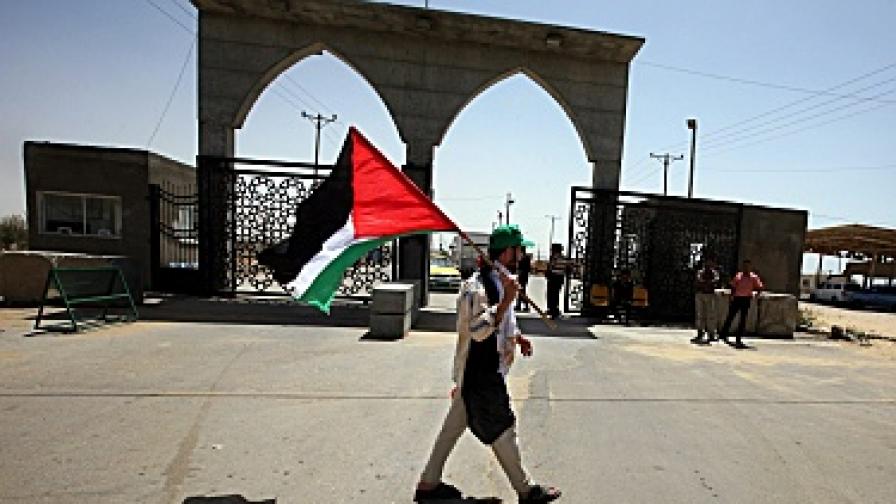 Мъж развява палестинското знаме на ГКПП Рафах