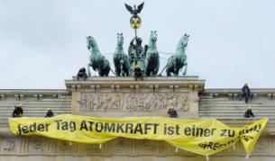 Протест на "Грийнпийс" в Берлин на 29 май, при който екоактивисти провесиха от Бранденбургската врата огромен транспарант срещу ядрената енергетика