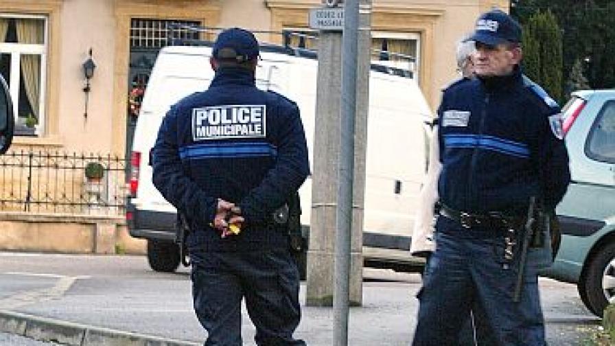 Хотел се срути и уби жена и две деца в Париж