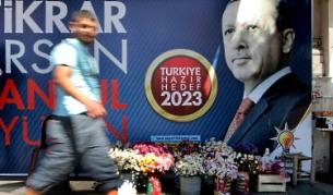 Мъж минава покрай предизборен плакат на ПСР