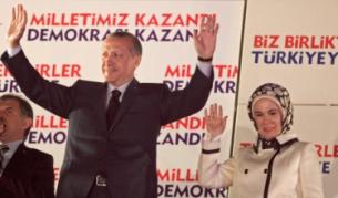 Турският премиер Реджеп Тайип Ердоган и съпругата му след обявяването на изборната победа на ПРС