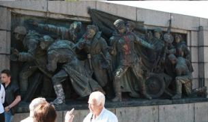 Изрисуваната с герои от комикси скулптурна композиция от западната страна на Паметника на съветската армия в София е почистена тази нощ