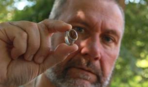 Проф. Николай Овчаров показва находката