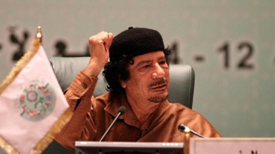 Либийските бунтовници преговарят непряко с Кадафи