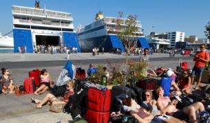 Туристи от Австралия и Нова Зеландия са блокирани на пристанището в Пирея от 48-часова обща стачка, първа по рода си в модерната история на Гърция