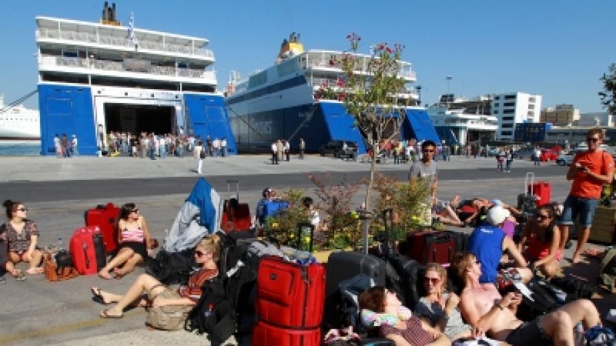 Туристи от Австралия и Нова Зеландия са блокирани на пристанището в Пирея от 48-часова обща стачка, първа по рода си в модерната история на Гърция