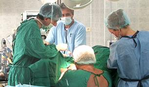 Бургаски лекари извадиха 15-килограмов тумор от туристка