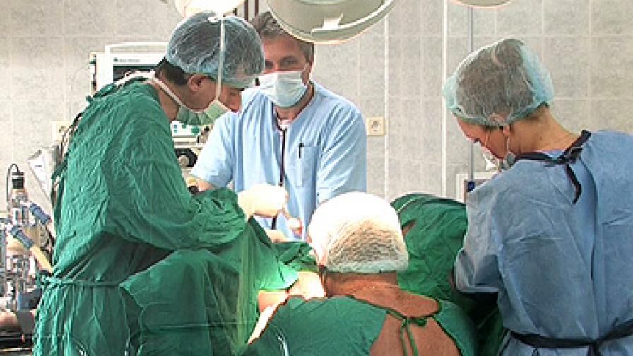 Бургаски лекари извадиха 15-килограмов тумор от туристка