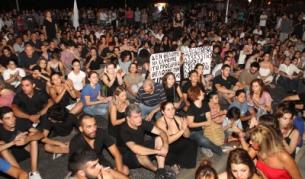 Хиляди протестират пред президентския дворец в Никозия с искане държавният глава също да поддае оставка