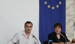 Говорителите на ЦИК Ралица Негенцова (д) и Бисер Троянов